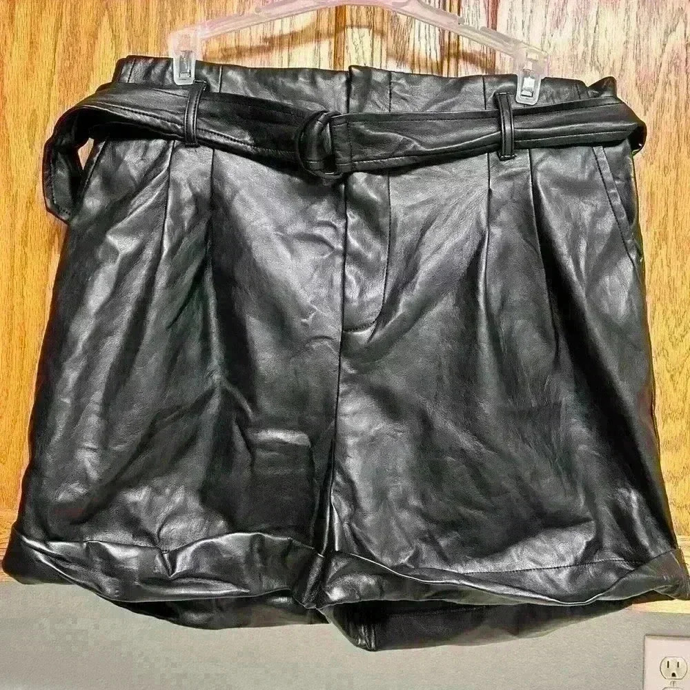 Lulus‎ size XL black pleather shorts